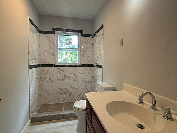 2nd image of 1733 Holly Dr