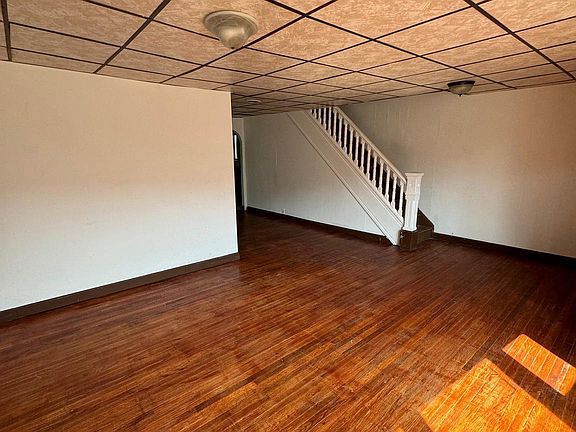 4th image of 613 N Centre St