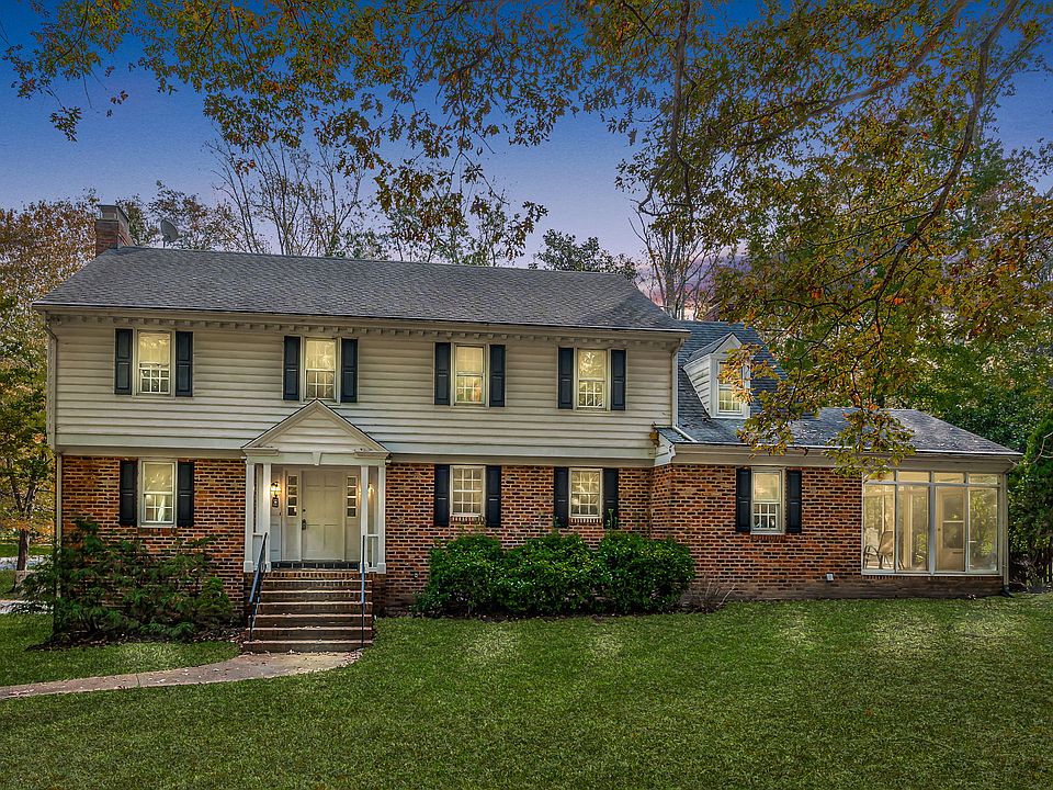 1st image of 210 Farnham Dr