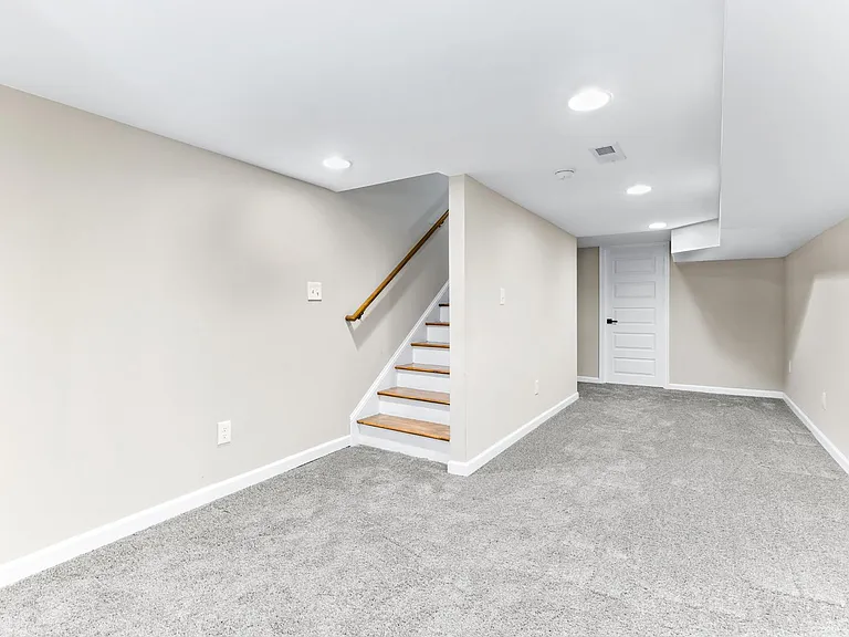 233 N Rose St — Photo 29