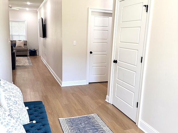 4th image of 10 Karpen Dr