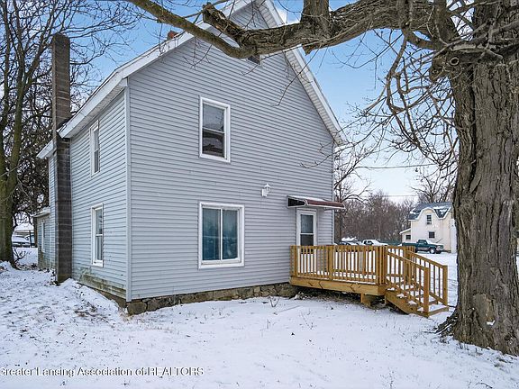 3rd image of 1054 N Cedar St