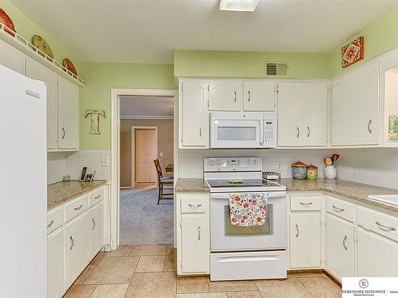 5th image of 920 Hillcrest Dr