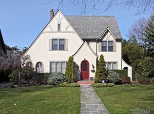51 Oxford Rd, Rockville Centre, NY 11570