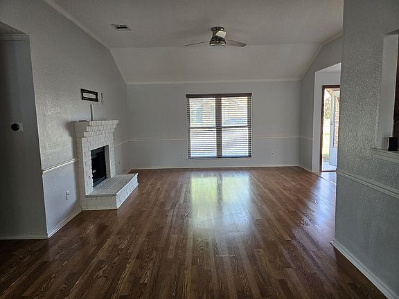 3rd image of 2130 Woodglen Dr