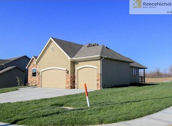 CORNER WALK OUT LOT FOR REVERSE 1 1/2