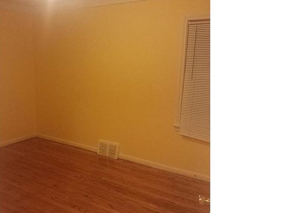 4th image of 19375 Shaftsbury Ave