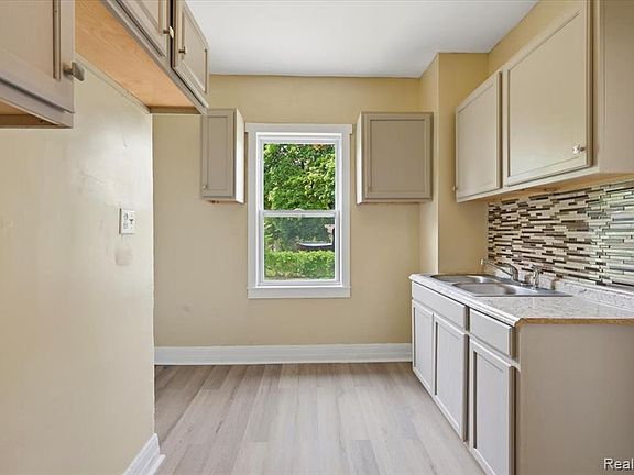 5th image of 2245 W Grand St