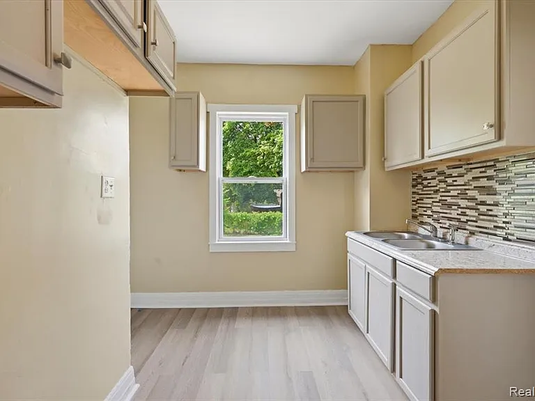 2245 W Grand St — Photo 5
