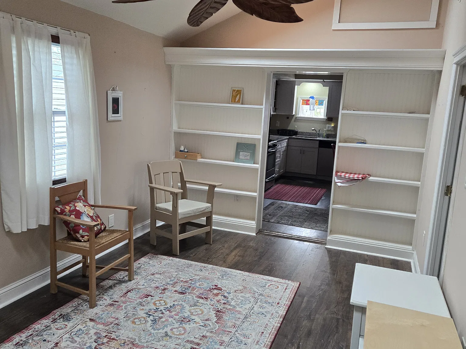 3 bed, 900 sqft, $2,400 — Photo 2