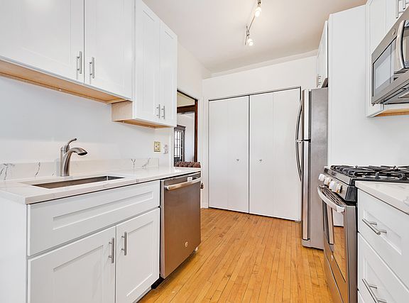 2nd image of 1101 W Wrightwood Ave