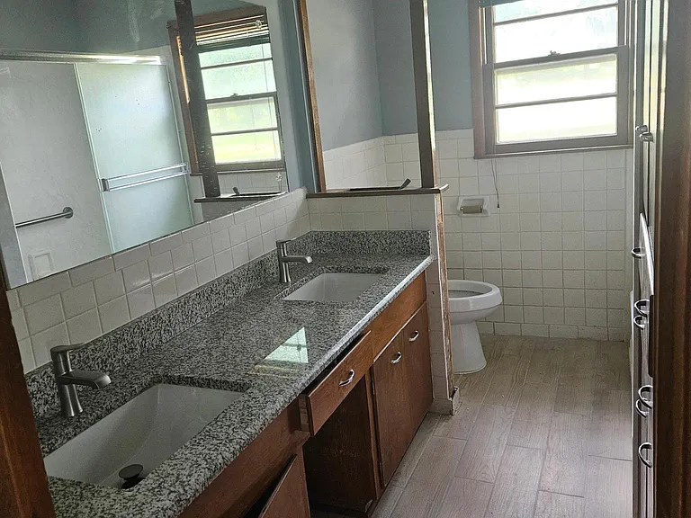 9218 SE 36th St — Photo 2