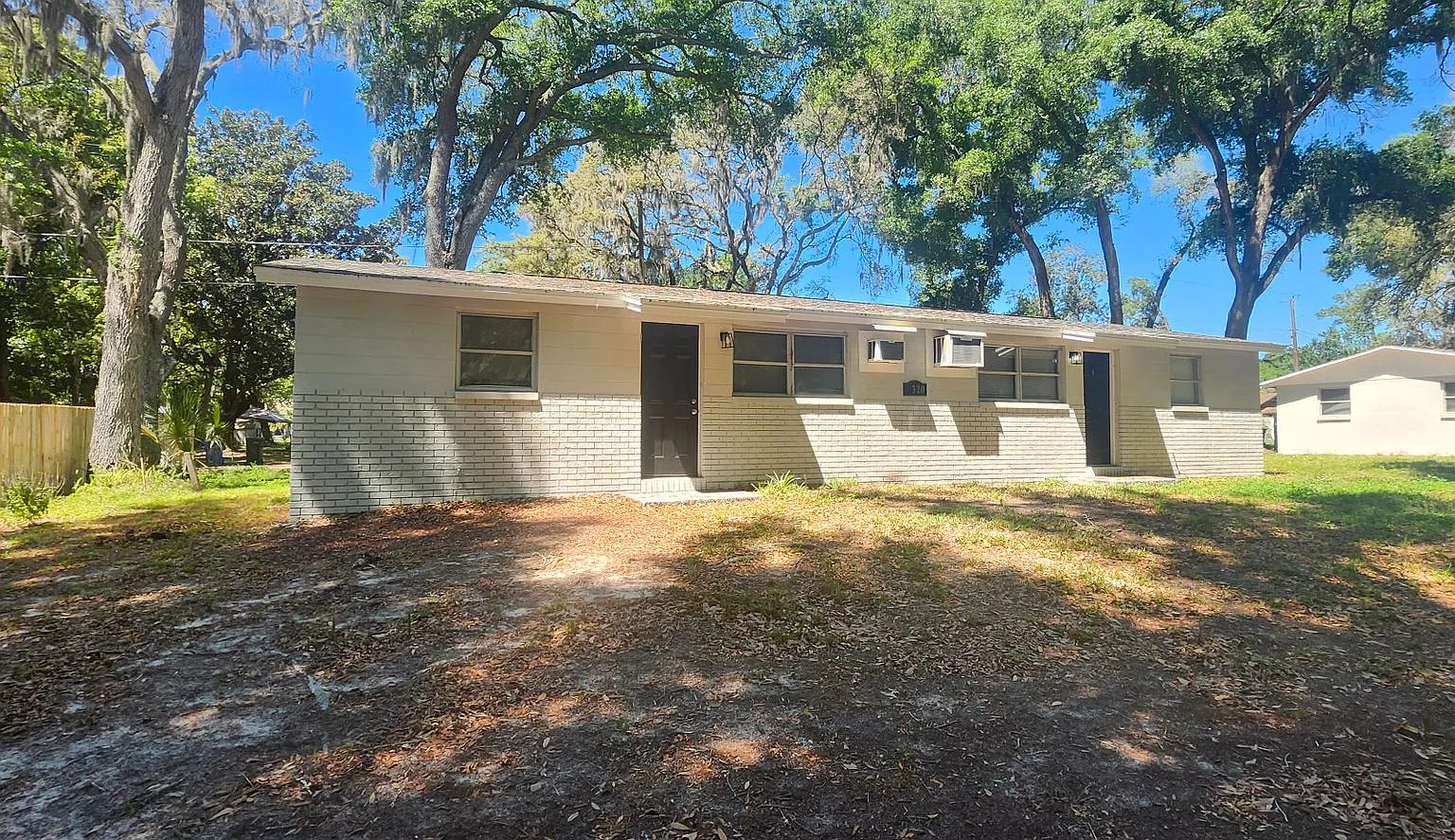 Charming 2 bedroom, 1 Bath — Photo 1