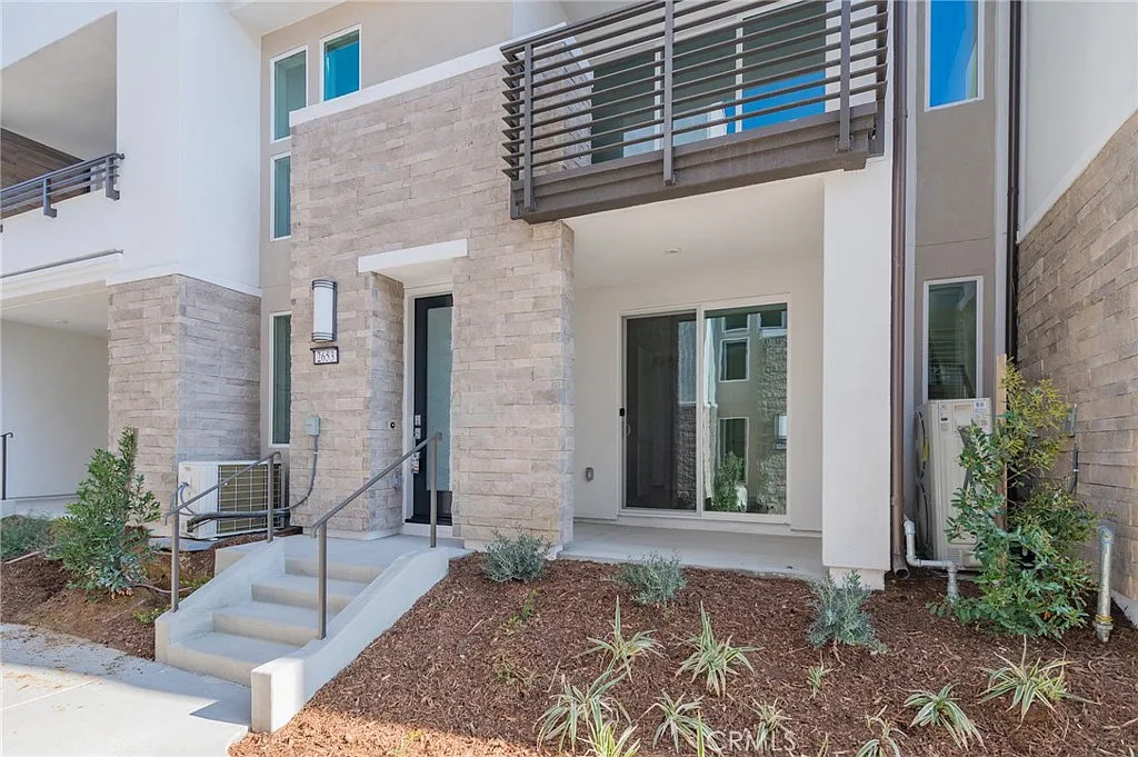 4 bed, 3.5 bath, 2192 sqft, $6,200 — Photo 4