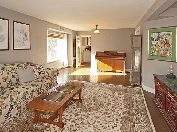 3rd image of 4620 Rosslyn Ave