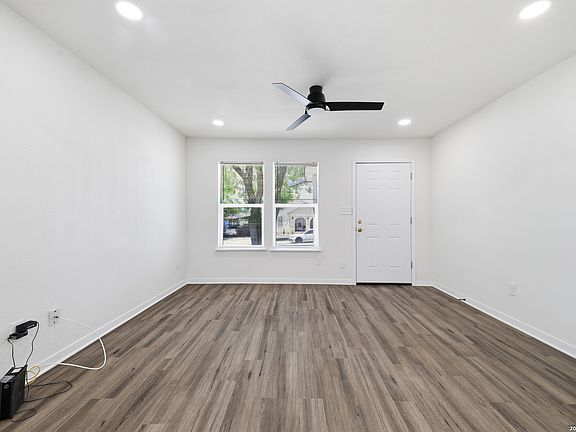 3rd image of 132 Stratford Ct