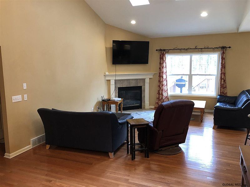 4th image of 936 MACARTHUR Drive