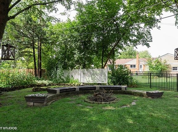 4th image of 219 Community Dr