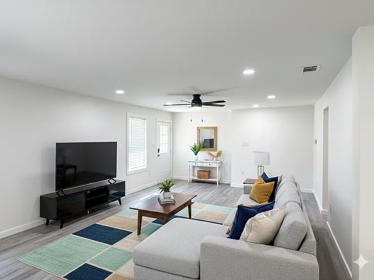 310 Sunset Ct — Photo 3