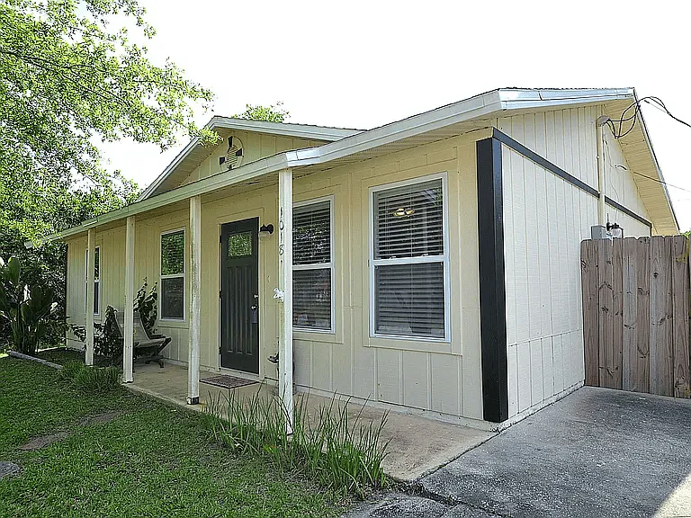 1018 Colonnade Ave SE — Photo 1