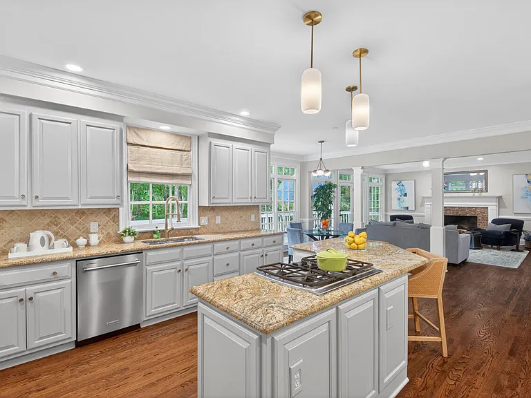 1202 Summerville Ln — Photo 2