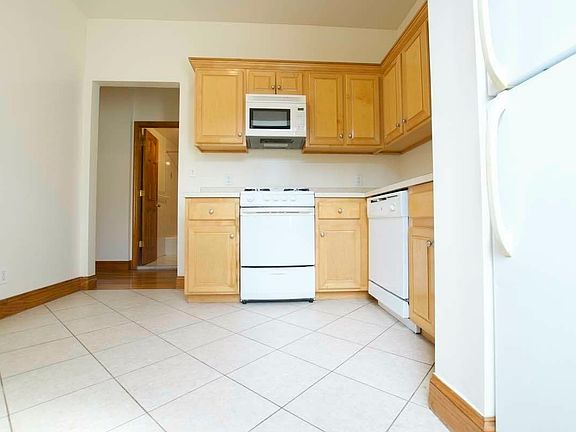 3rd image of 101 W 74th St #4W