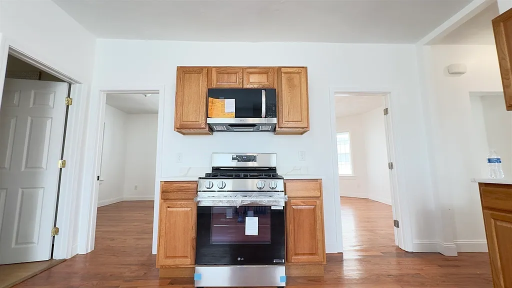 3 bed, 1.0 bath, 1500 sqft, $3,300 — Photo 3