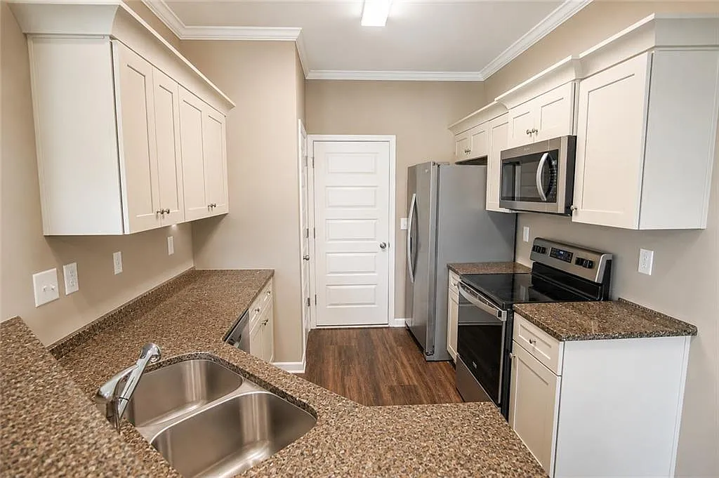 3 bed, 2.5 bath, 1679 sqft, $1,625 — Photo 3