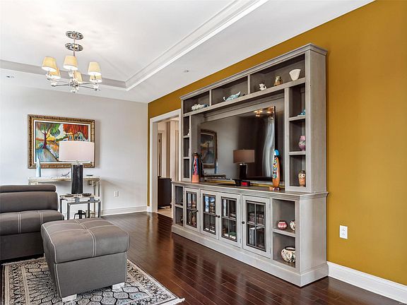 5th image of 232 N Kingshighway Blvd APT 910
