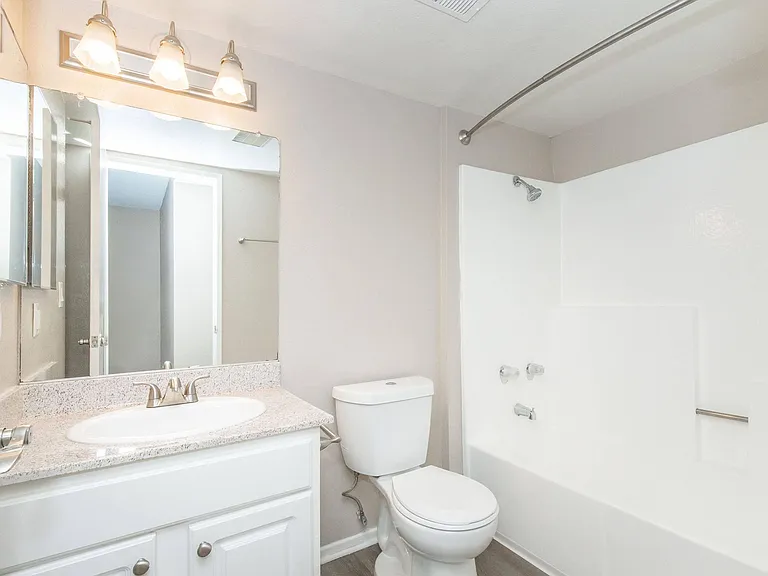 Oak Tree Court Apartment Homes — Photo 50
