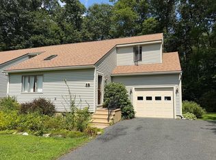 5 Meadow Oak Ln #B, South Deerfield, MA 01373