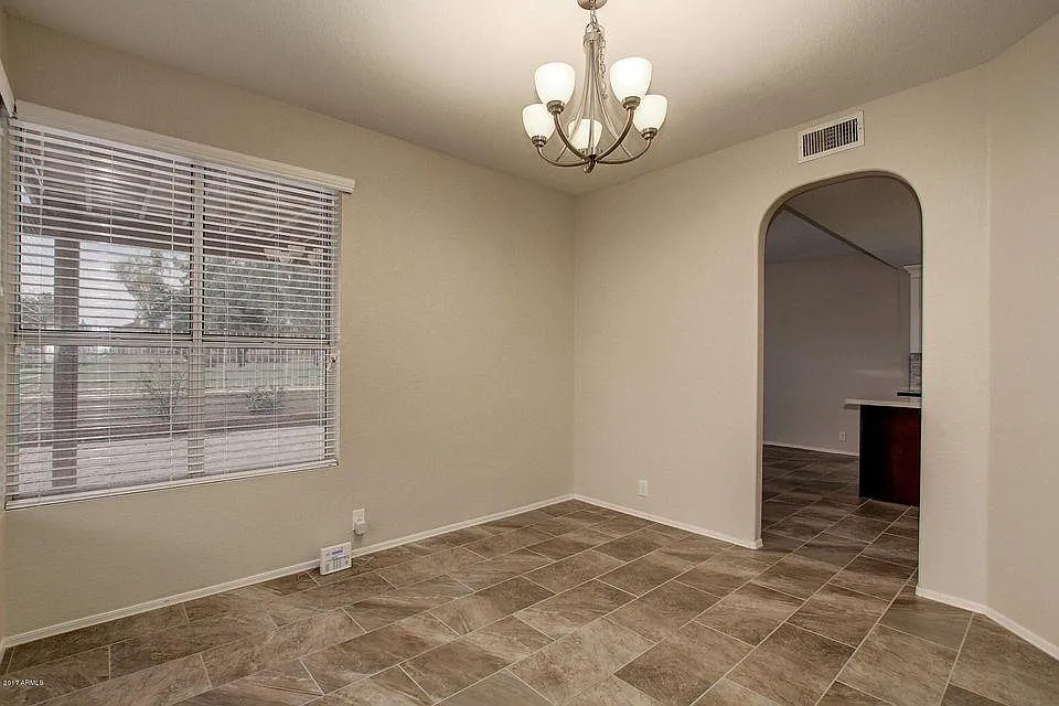 5 bed, 2231 sqft, $2,450 — Photo 4
