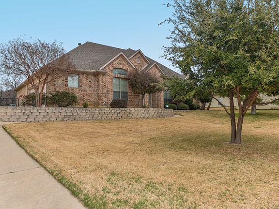 3rd image of 2745 Wood Lake Dr