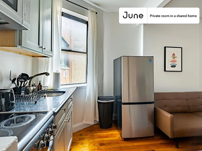 611 E 11th St #B — Photo 6