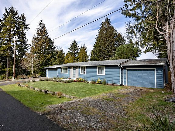 3rd image of 220 SW Greenwood Dr