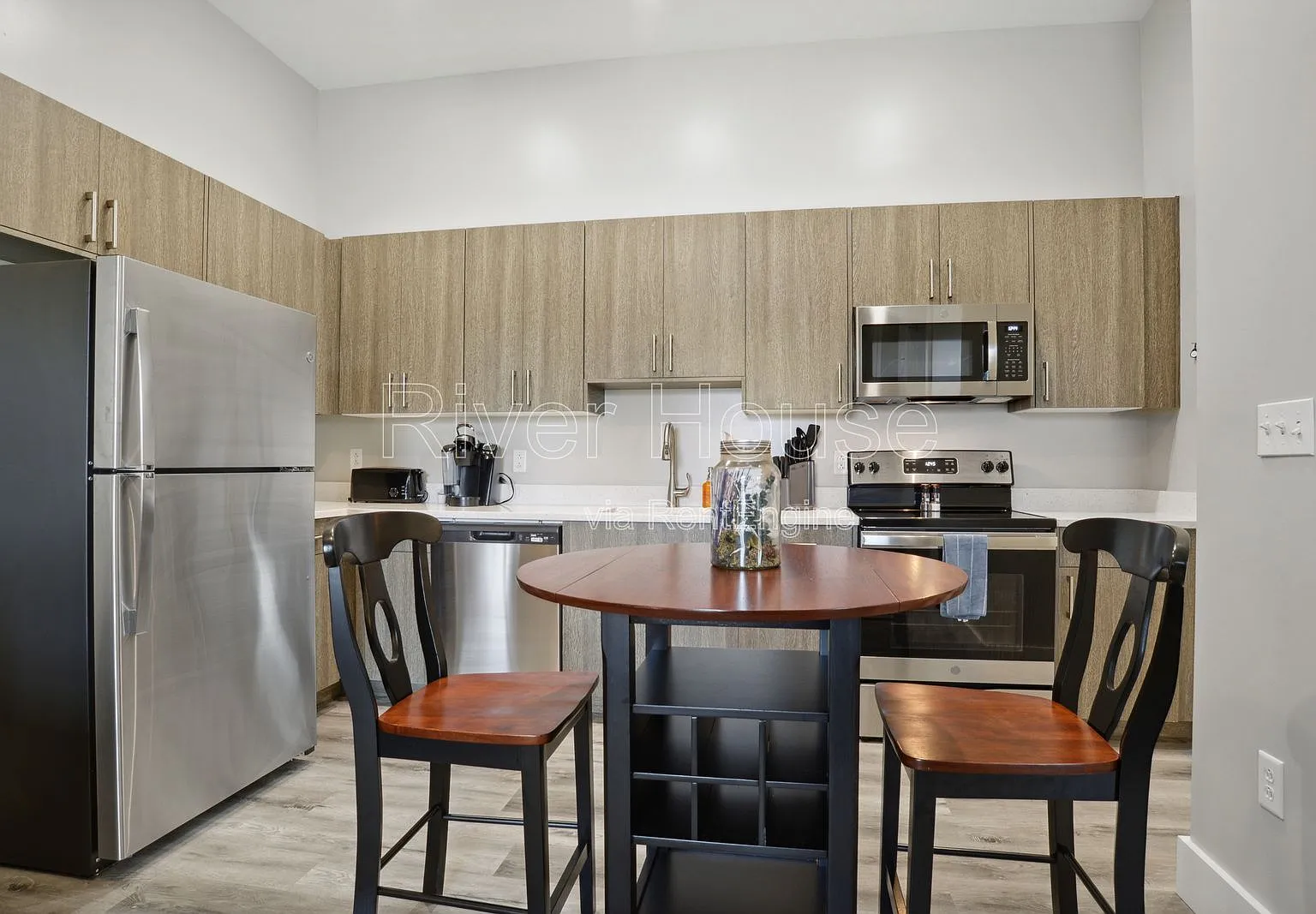 1 bed, 1.0 bath, 562 sqft, $1,234 — Photo 2