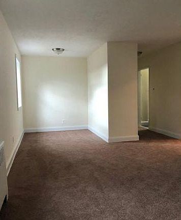 3rd image of 35 Stratford Ave