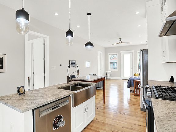 5th image of 829 Olive St