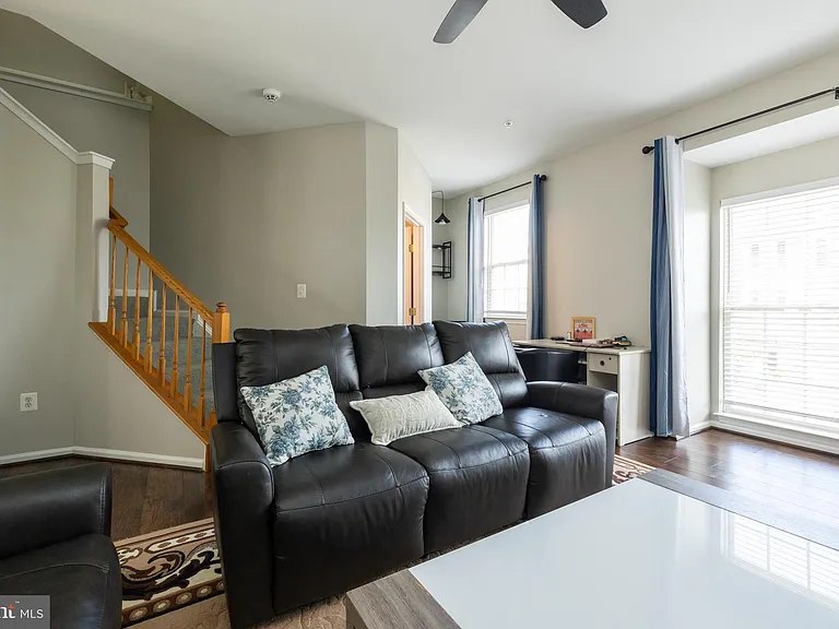 4004 Meadow Trail Ln — Photo 3