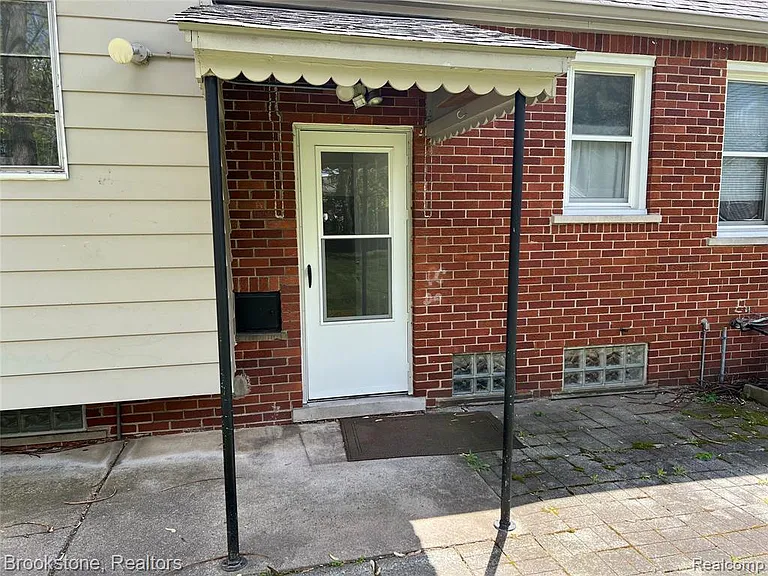 310 Albany St — Photo 5