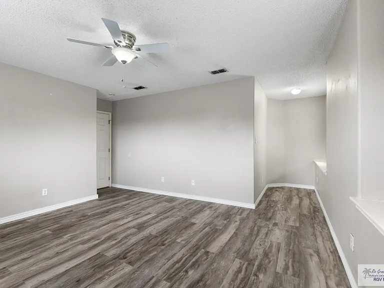 2784 Woodside — Photo 17