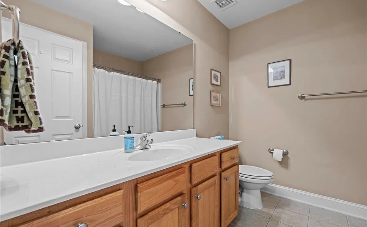 3 bed, 2105 sqft, $2,200 — Photo 4
