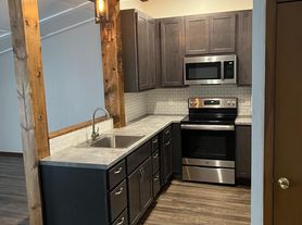 105 E B St, Belleville, IL
