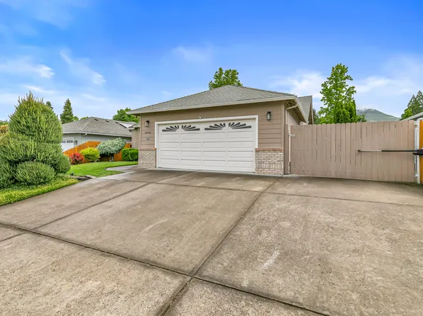 3040 Adams Cir, Medford, OR 97504