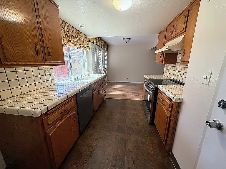 1134 W Huntington Dr — Photo 3
