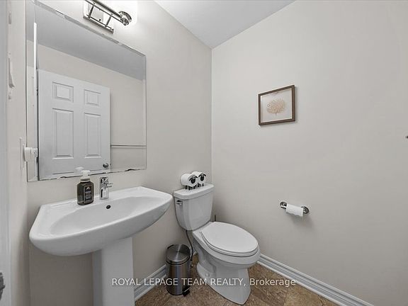 4th image of 552 Jackdaw Ave