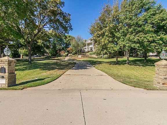 2nd image of 471 Oakwood Trl