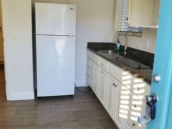 2nd image of 913 Toyon Ave