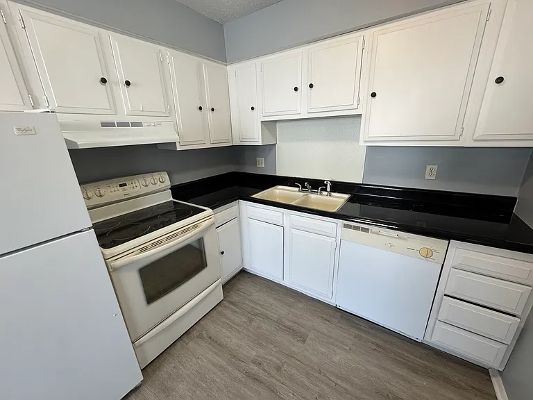 2832 E County Line Rd — Photo 16