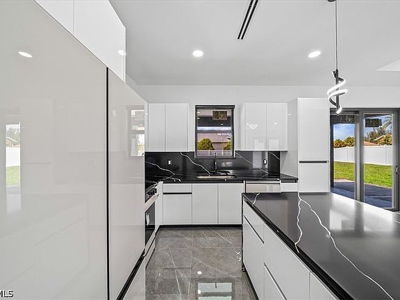 5th image of 100 SW 17th Pl